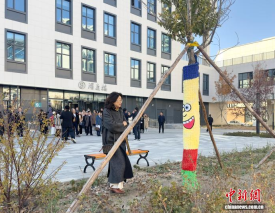 10��23�գ������L(zh��ng)������W(xu��)���o�䴩�����¡������� �z