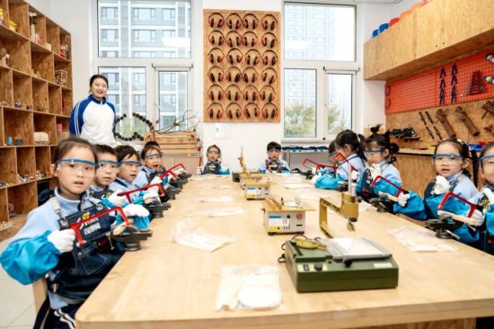 凈月高新區(qū)幼兒園小朋友在創(chuàng)客教室開展手工實踐學習 凈月高新區(qū)幼兒園小朋友在創(chuàng)客教室開展手工實踐學習