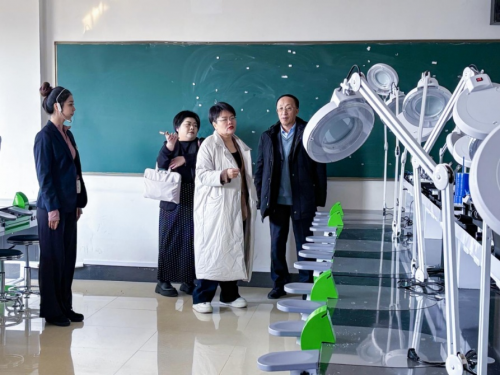 張培一行參觀學(xué)校實訓(xùn)室 張培一行參觀學(xué)校實訓(xùn)室